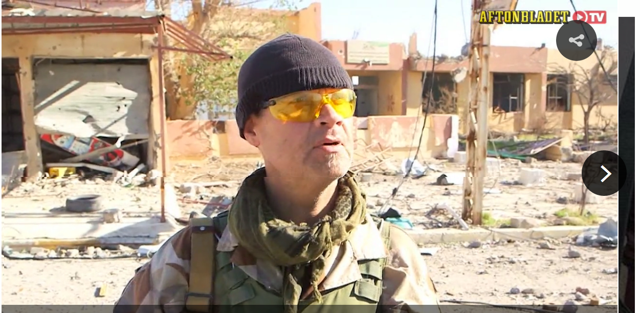 Tony Ekmen li Şingalê bi cilûbergên Pêşmerge, berî ku ji aliyê PKKê ve bê revandin